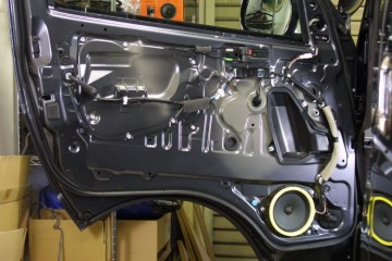 200系ハイエースのデッドニング・スピーカー交換の様子です