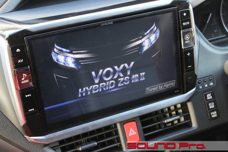 VOXYのフルアルパイン・スピーカー交換の様子です。ALPINE X3-180S-NVE/X170C/SWE-3000/MRV-F300