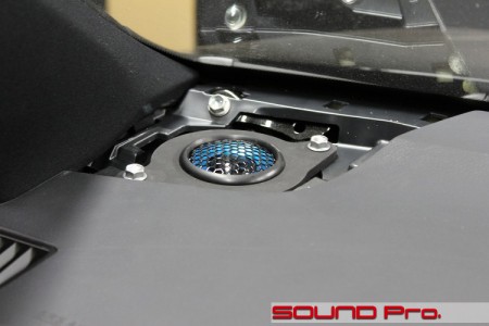 NX300ｈのツイーター交換の様子です。